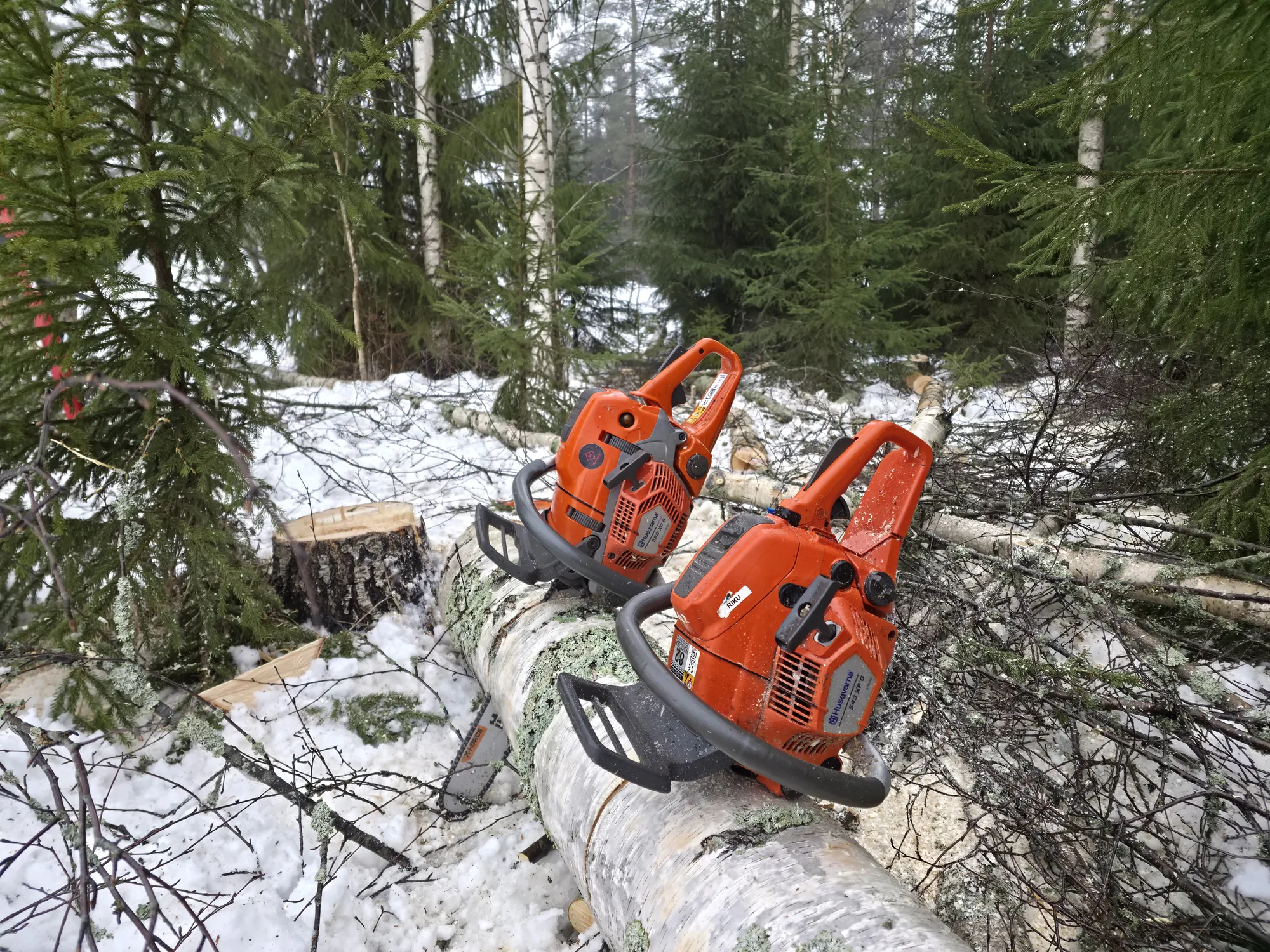 Husqvarna 543 XPG ja Husqvarna 560 XPG moottorisahat