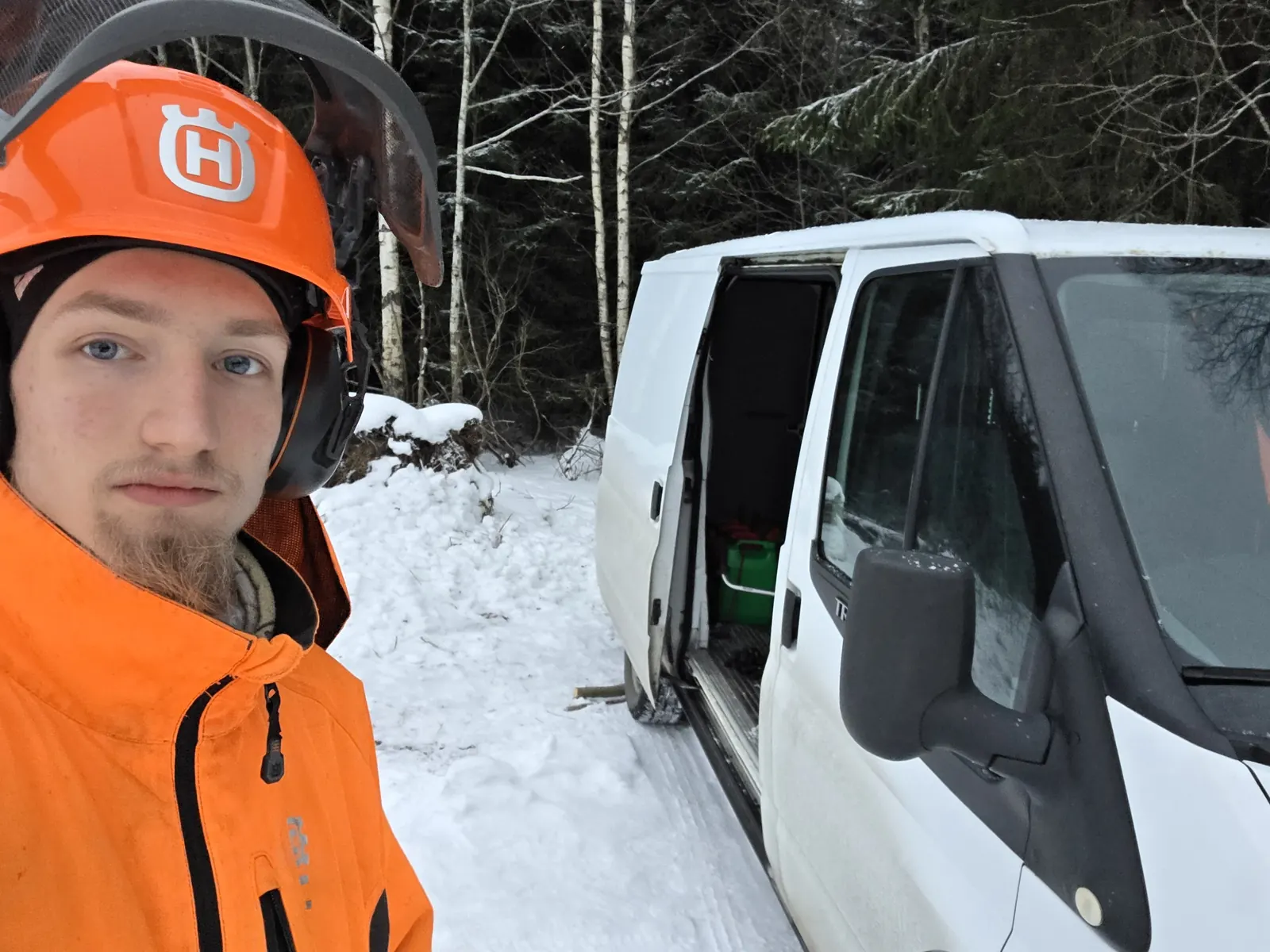 Rifmoke työauto työmaalla – pihapuiden kaato